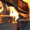 Una colata di fusione di bronzo