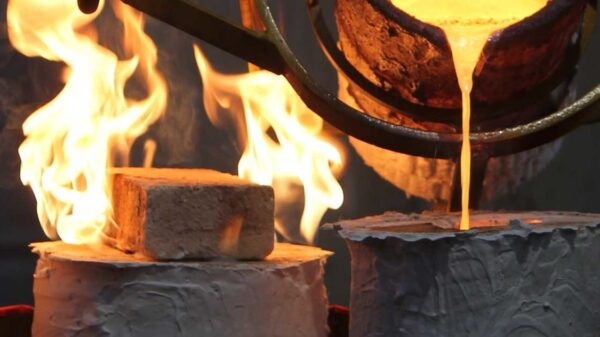 Una colata di fusione di bronzo