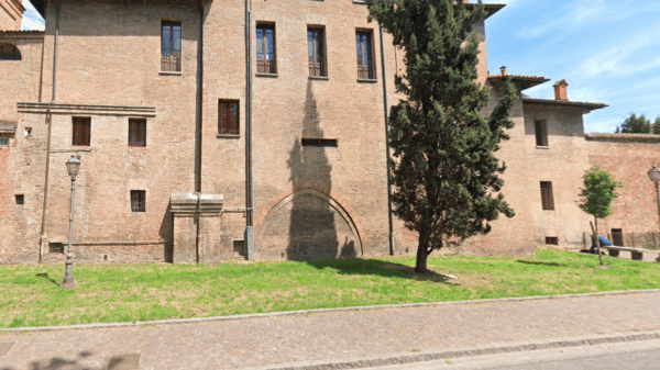 Particolare della porta chiusa di Bologna lungo il viale della città