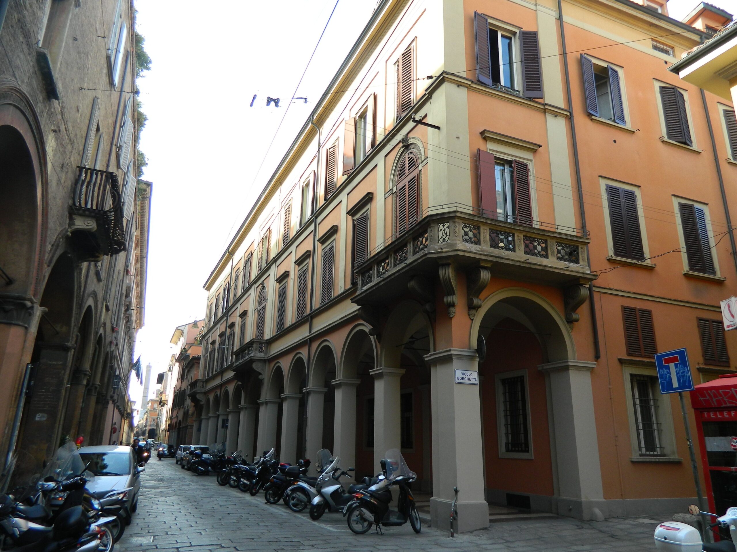 Ingresso del Vicolo Brocchetta in Strada Maggiore tra Palazzo Massei e Chiesa Santa Caterina