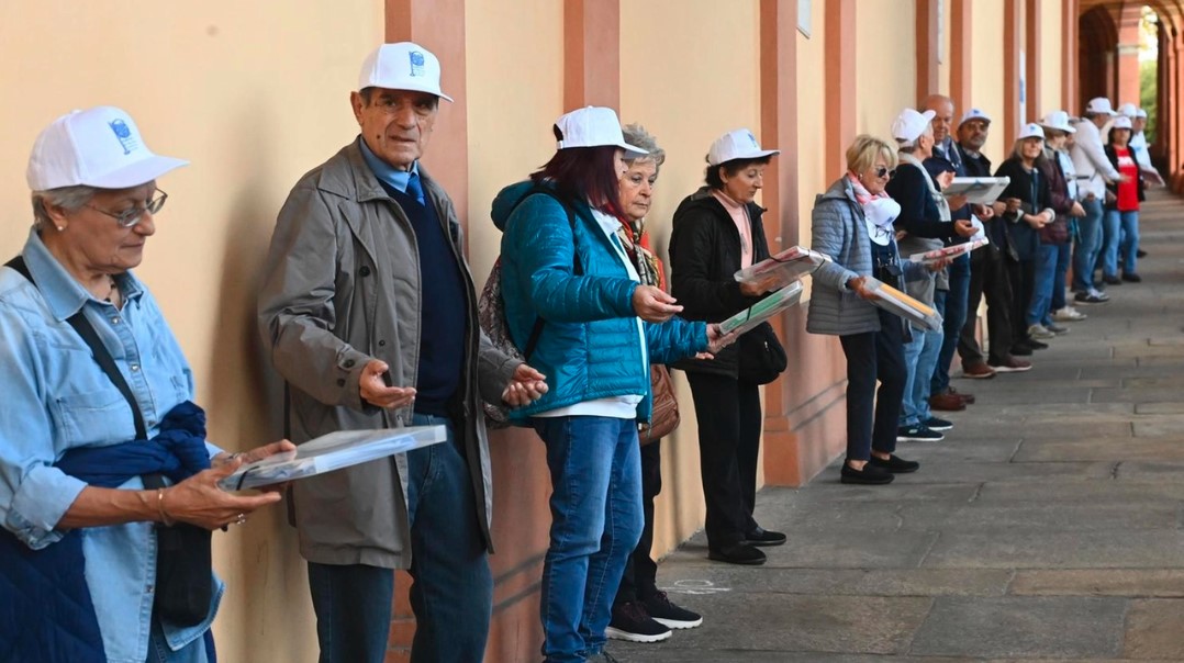 Il gruppo degli Amici del Museo Civico Archeologico di Bologna - Esagono, ad un Passamano per San Luca