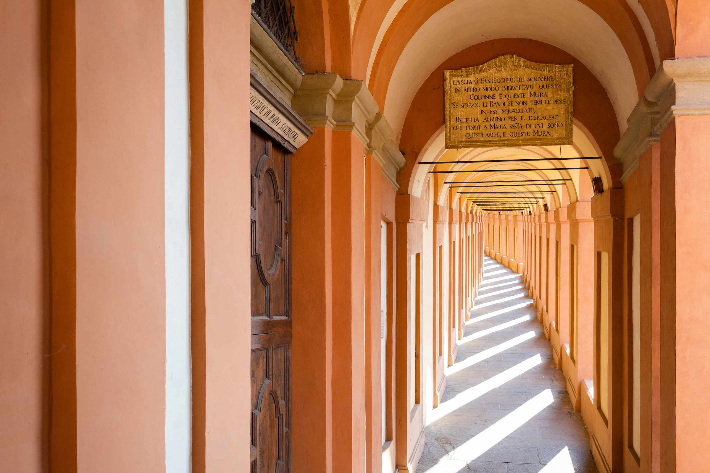 Veduta interna di alcuni archi del Portico di San Luca