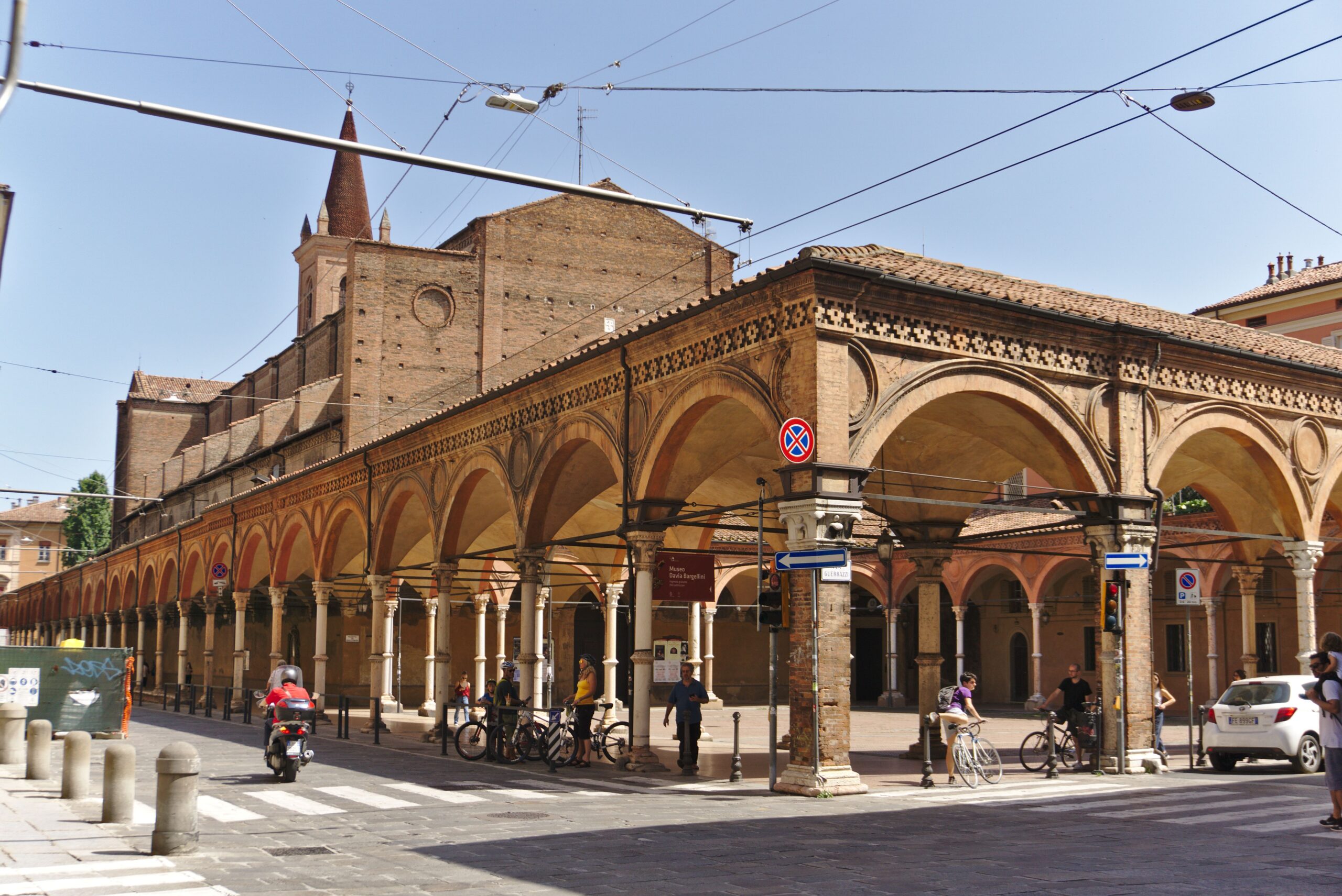 Il portico di Santa Maria dei Servi a Bologna