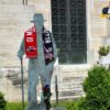 La statua di Lucio Dalla in Certosa con al collo la sciarpa della finale di Coppa Italia 2025
