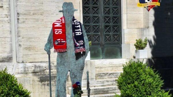 La statua di Lucio Dalla in Certosa con al collo la sciarpa della finale di Coppa Italia 2025