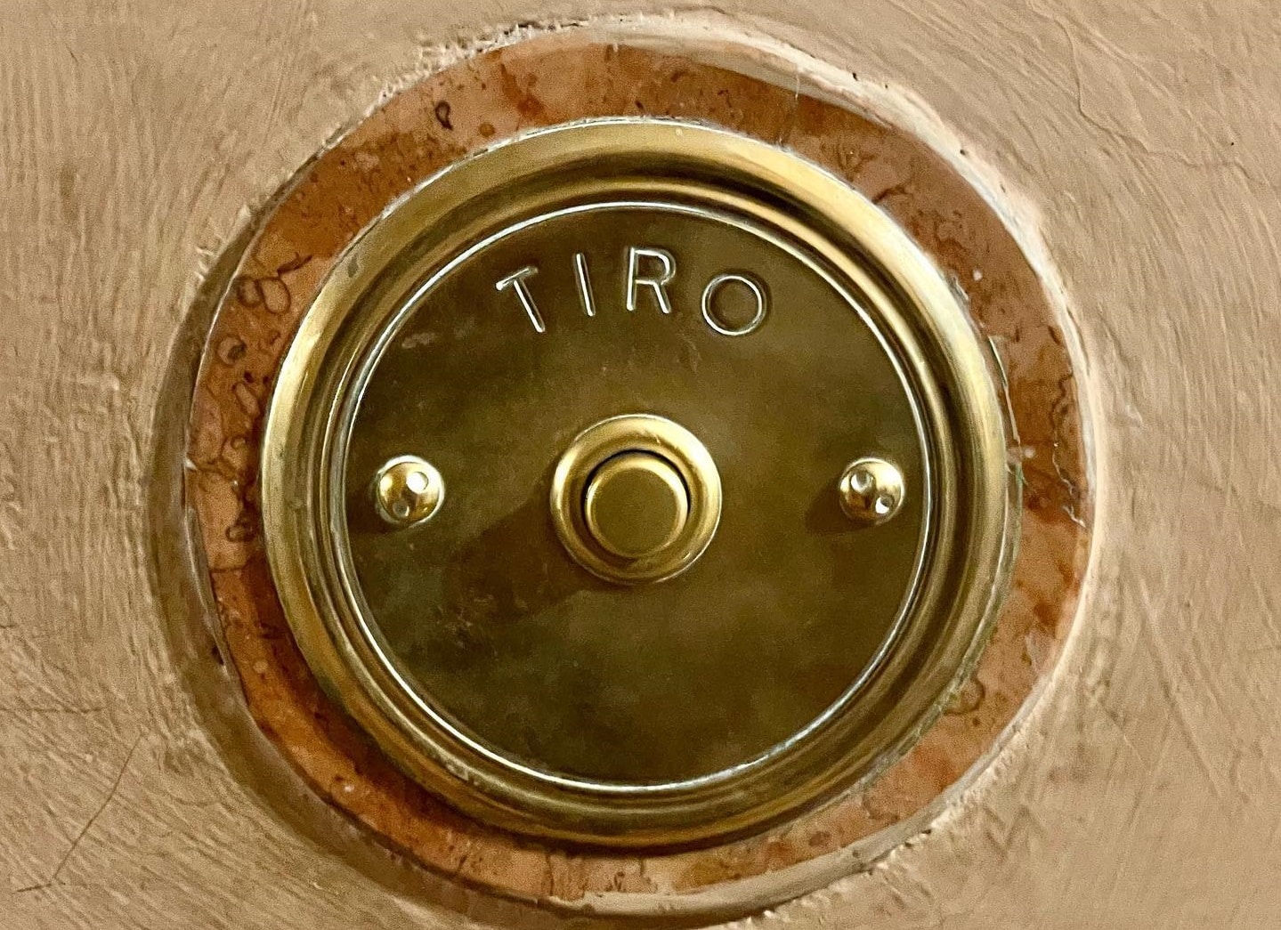 Pulsante del "Tiro" in un palazzo di Bologna