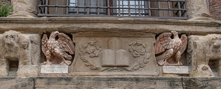 Fotografia delle aquile sotto il finestrone a Palazzo d'Accursio a Bologna
