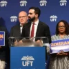 Zohran mamdani, il candidato democratico per il sindaco di New York celebra il suo sostegno dalla federazione unita degli insegnanti al fianco del presidente Michael Mulgrew e dei membri del rango e del file presso la sede centrale di Manhattan il 9 luglio 2025 — Foto di thenews2.com