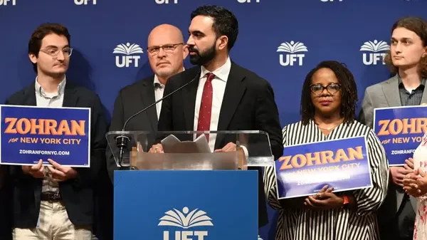Zohran mamdani, il candidato democratico per il sindaco di New York celebra il suo sostegno dalla federazione unita degli insegnanti al fianco del presidente Michael Mulgrew e dei membri del rango e del file presso la sede centrale di Manhattan il 9 luglio 2025 — Foto di thenews2.com