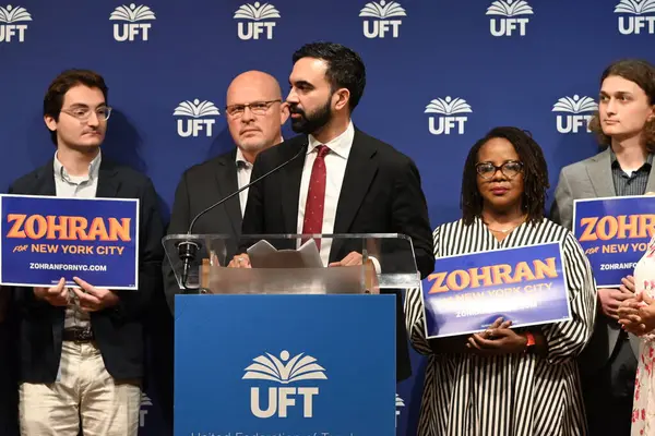 Zohran mamdani, il candidato democratico per il sindaco di New York celebra il suo sostegno dalla federazione unita degli insegnanti al fianco del presidente Michael Mulgrew e dei membri del rango e del file presso la sede centrale di Manhattan il 9 luglio 2025 — Foto di thenews2.com