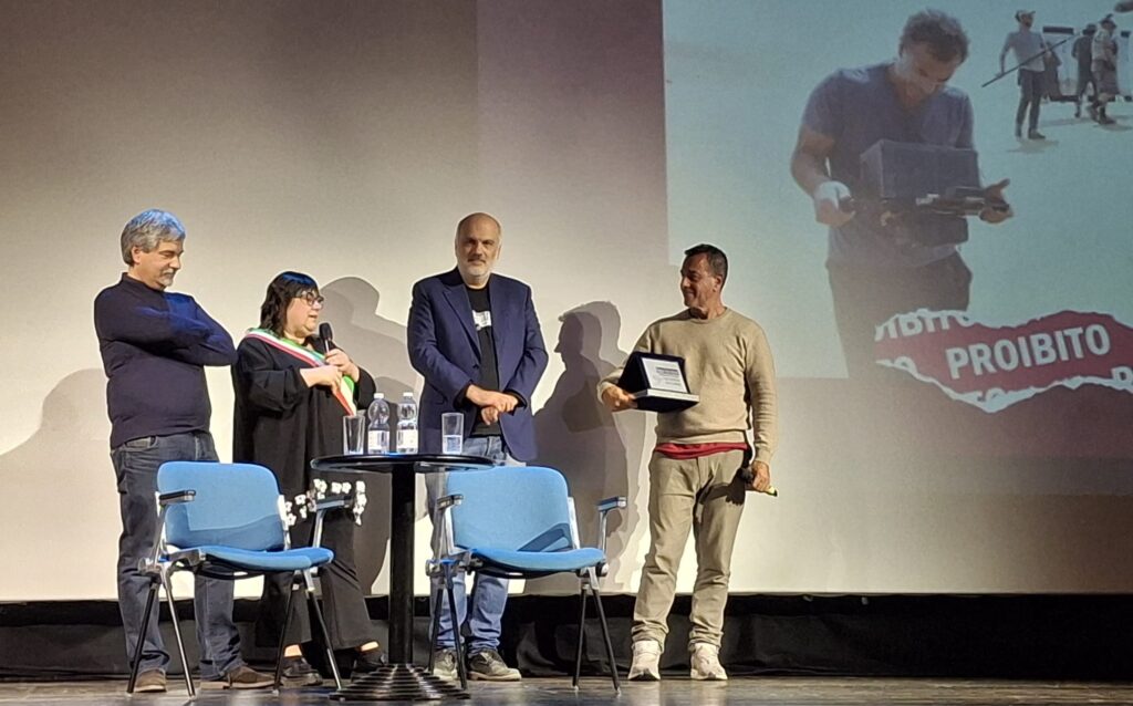 Matteo Garrone premiato con la Targa Zavattini al Reggio Film Festival 2025 (©Radiabo)