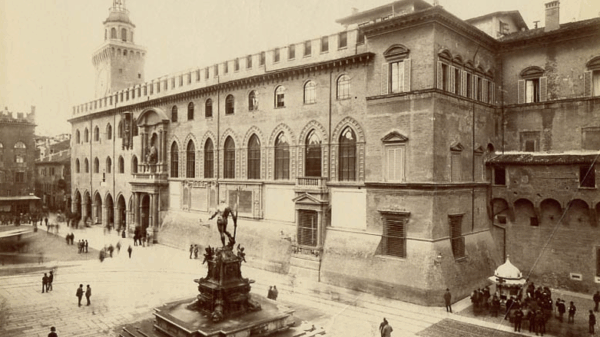 Palazzo D'Accursio e il Nettuno in una foto di fine 800 (Wikipedia)