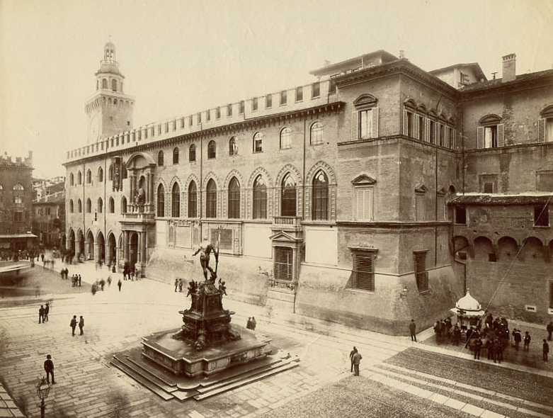 Palazzo D'Accursio e il Nettuno in una foto di fine 800 (Wikipedia)