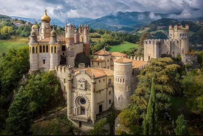 Veduta della Rocchetta Mattei, sull'appennino bolognese