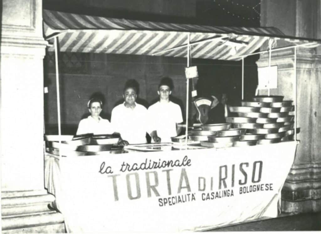 Uno stand che vende torta di riso nella festa degli Addobbi di Bologna - Fondazione Cassa Risparmio di Bologna