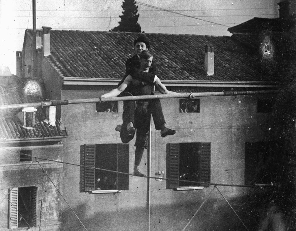 Arturo Strohschneider in Piazza Aldrovandi nel 1910 (Cineteca di Bologna)