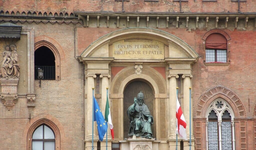 Statua di Papa Gregorio XIII a Palazzo d'Accursio, Bologna