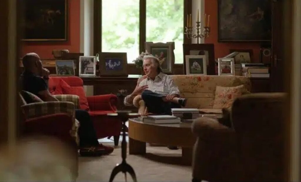 La poltrona rossa su cui si sedette Ayrton Senna, tra Harris e Montezemolo (© Notorius Pictures)