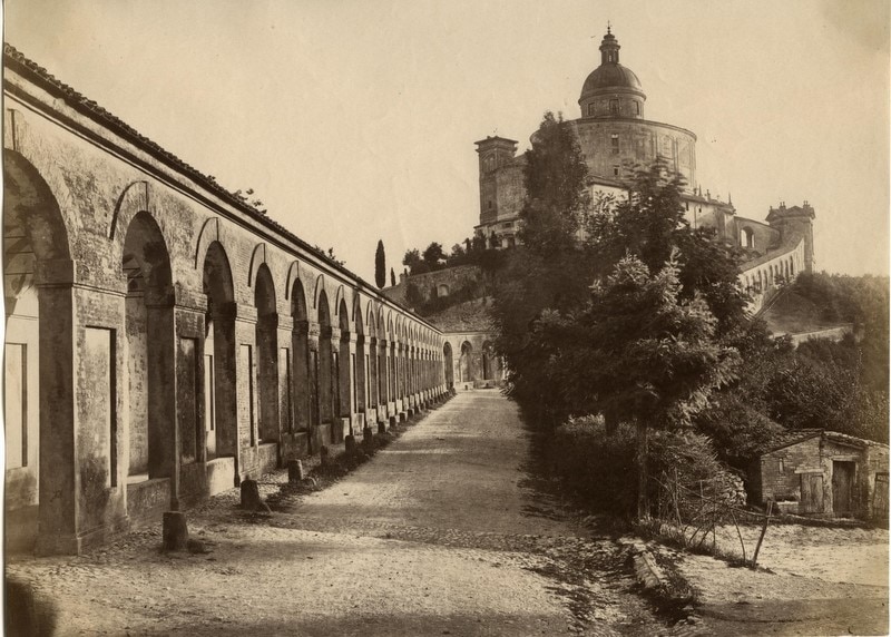 Il portico e il Santuario di San Luca in una foto d'epoca (Wikipedia)