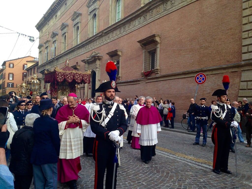 La processione del 2016 con l'Arcivescovo Matteo Zuppi (Wikipedia)