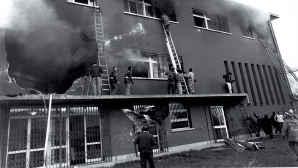 Immagine dell'edificio dell'Istituto Salvemini poco dopo lo schiato dell'aereo il 6 dicembre 1990