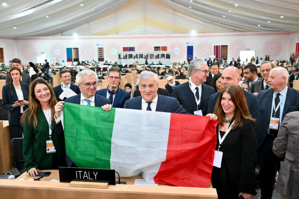 Il Ministro degli Esteri Antonio Tajani insieme ai promotori dell'iniziativa (© Ministero Esteri)