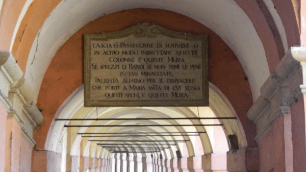 Targa contro i danneggiamenti nel Portico San Luca