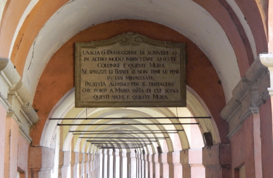 Targa contro i danneggiamenti nel Portico San Luca