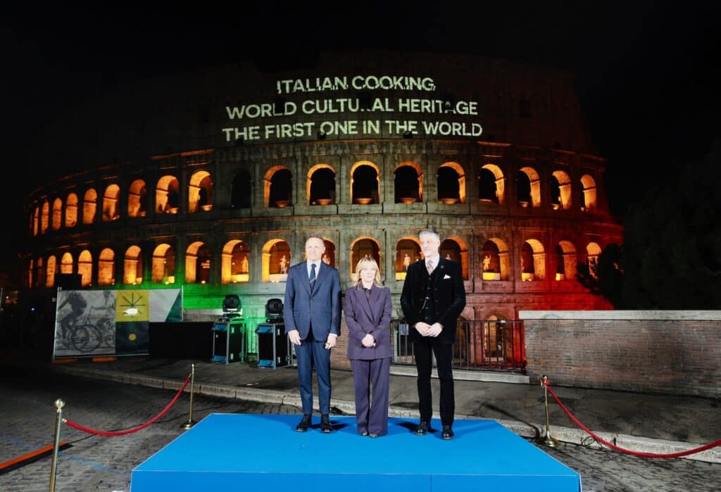 Il Colosseo illuminato a festa con il Ministro dell'Agricoltura, della sovranità alimentare e delle foreste Francesco Lollobrigida, il Presidente del Consiglio Giorgia Meloni e il Ministro della Cultura Alessandro Giuli (© governo.it)