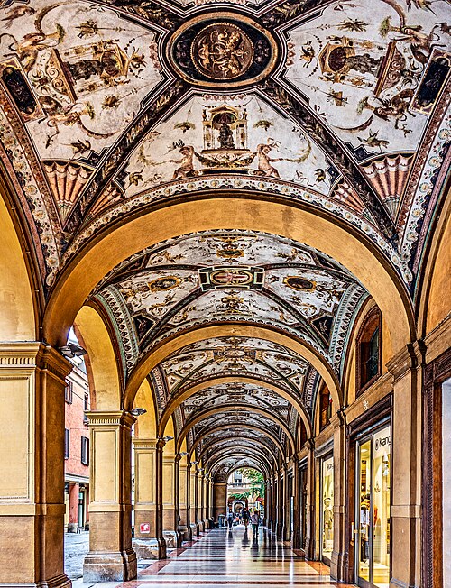 Il portico di Via Farini a Bologna