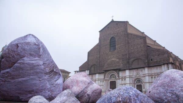 L'installazione "Iwagumi - Dismisura" in Piazza Maggiore a Bologna