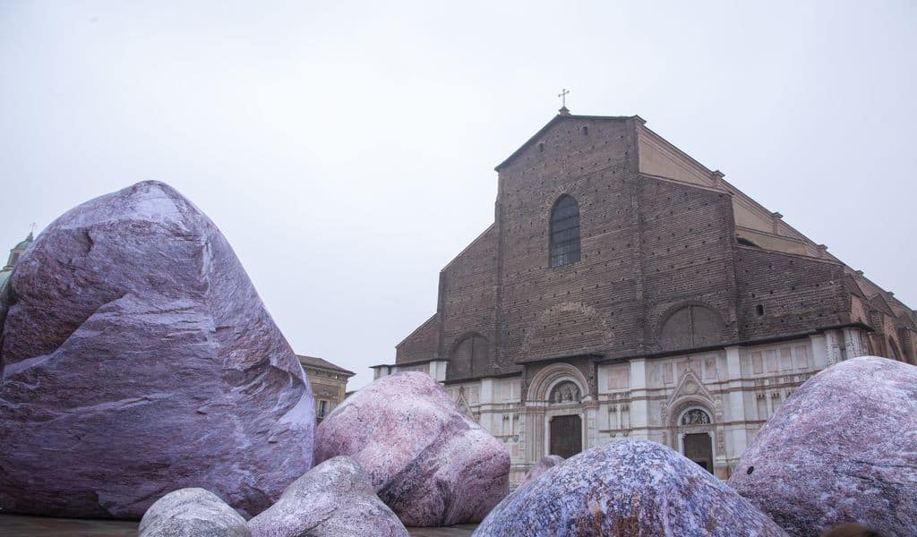 L'installazione "Iwagumi - Dismisura" in Piazza Maggiore a Bologna