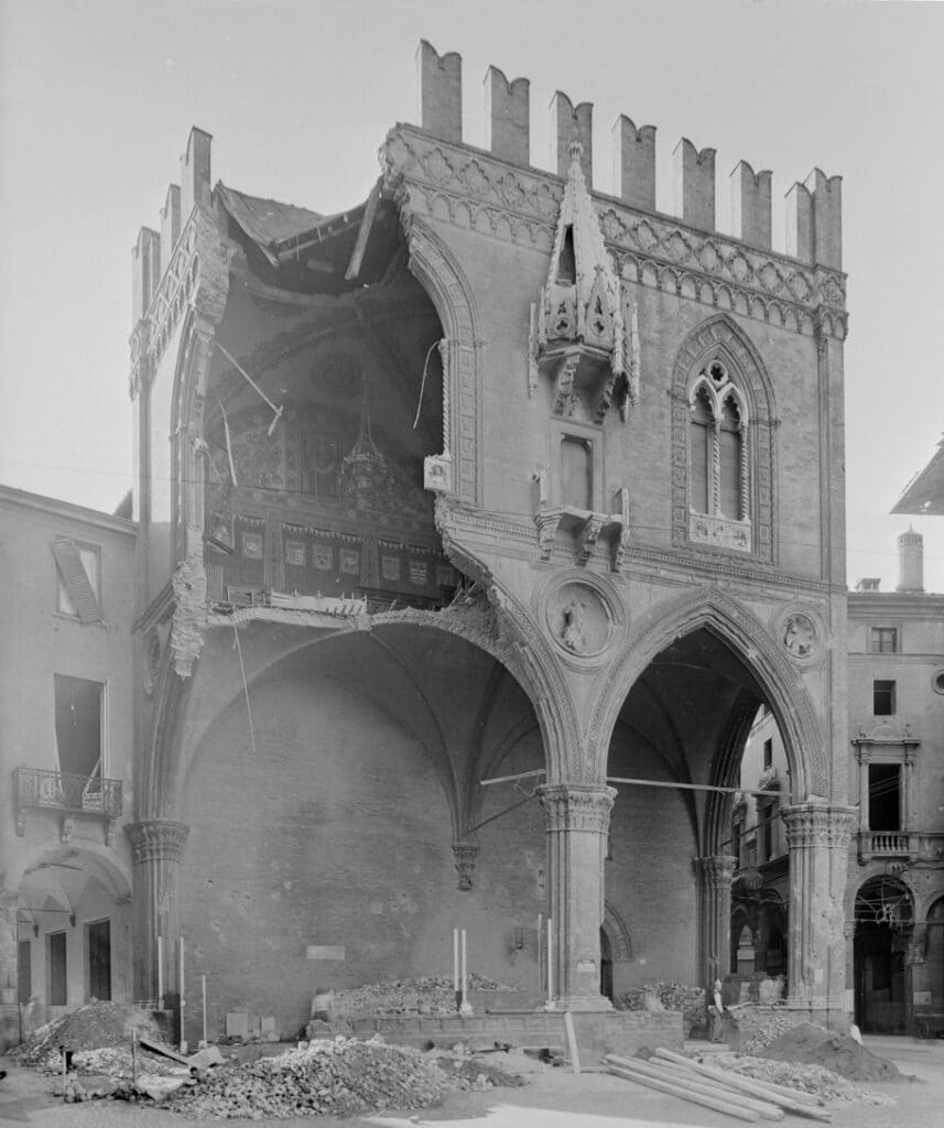 Il Palazzo della Mercanzia dopo il brillamento della bomba