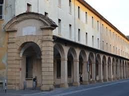 Portico dei Menticanti con l'arco monumentale iniziale