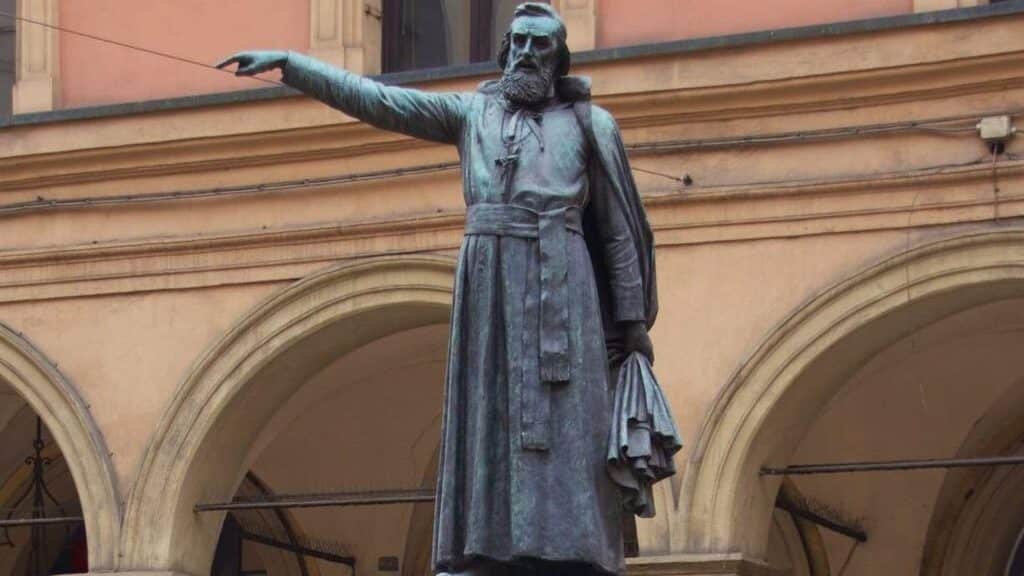 La statua di Ugo Bassi a Bologna