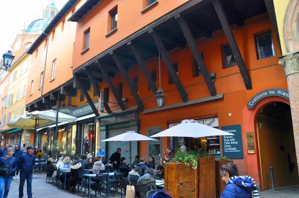 Beccadelli in via Clavature a Bologna