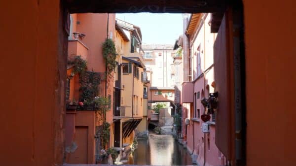 Finestrella di via Piella