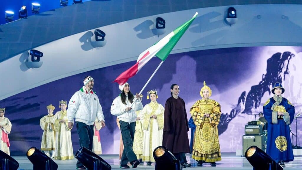 Lisa Vittozzi e Davide Ghiotto portabandiera dell'Italia nella cerimonia di chiusura delle Olimpiadi di Milano-Cortina 2026 (©CONI)