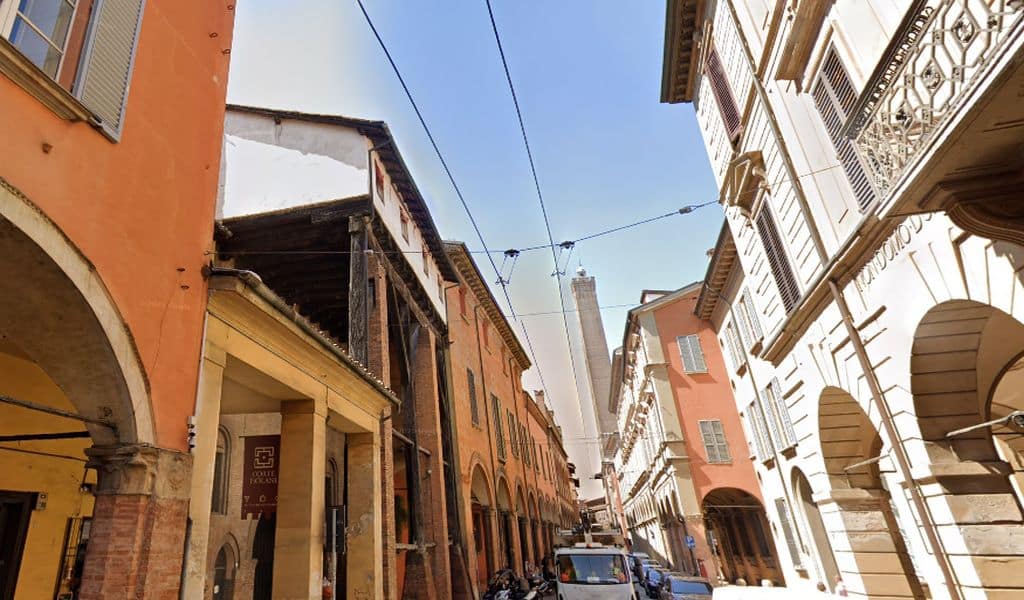 Strada Maggiore all'altezza di Palazzo Isolani