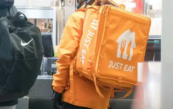 Rider di Just Eat, il Comune di Bologna firma la Carta di Sicurezza Stradale