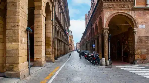 Bologna, giovane trovato morto in casa in un appartamento in via Zamboni