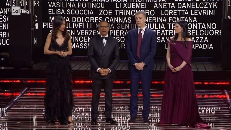 Gino Cecchettin insieme a Carlo Conti, Giorgia Cardinaletti e Laura Pausini (© RAI)