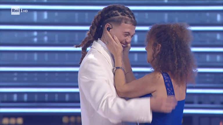 Sayf con la madre durante la finale di Sanremo 2026 (© RAI)
