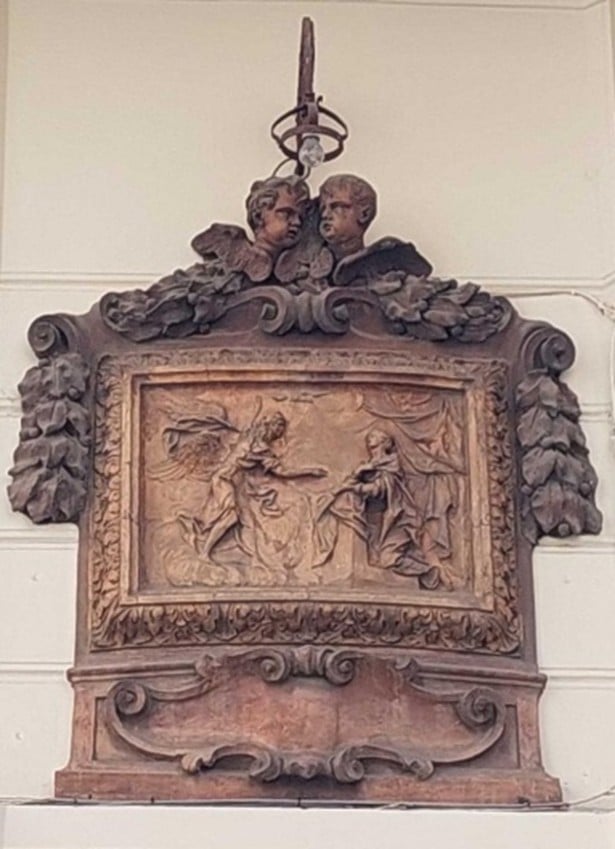 Il bassorilievo dell'Annunciazione