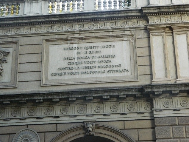 Lapide in via Indipendenza che ricorda le distruzioni della Rocca di Galliera