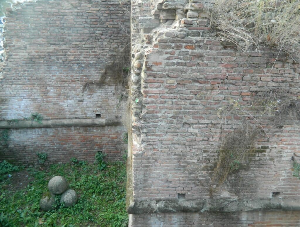 Palle da bombarda trovate ed esposte vicino ai resti della Rocca di Galliera