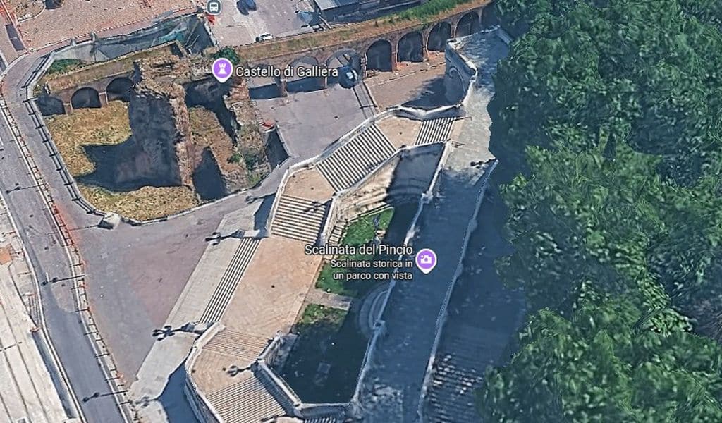 I resti della Rocca di Galliera vicino alla Scalinata del Pincio