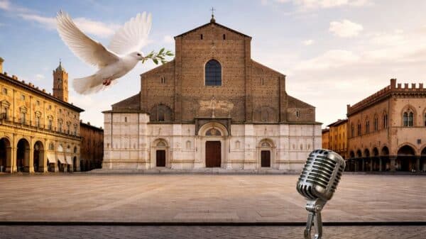 Colomba in volo sopra Piazza Maggiore, e un microfono radiofonico