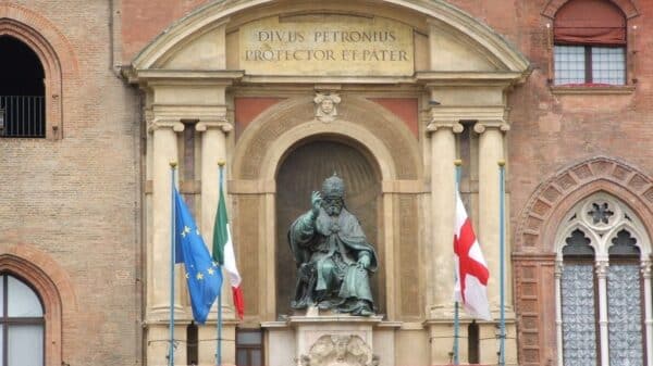 Statua di Gregorio XIII a Palazzo d'Accursio a Bologna