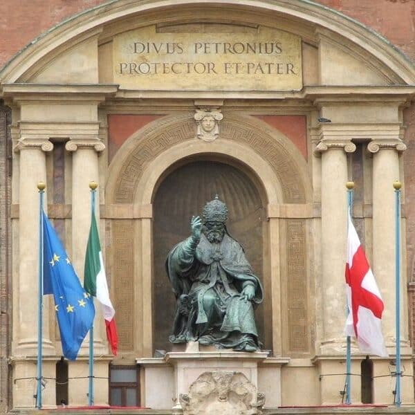 Statua di Gregorio XIII a Palazzo d'Accursio a Bologna